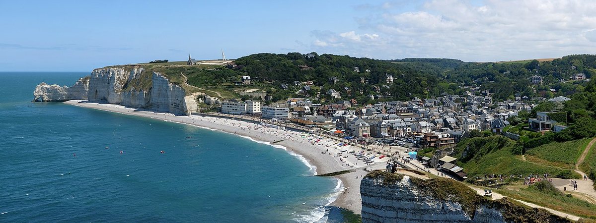 Étretat cityscape